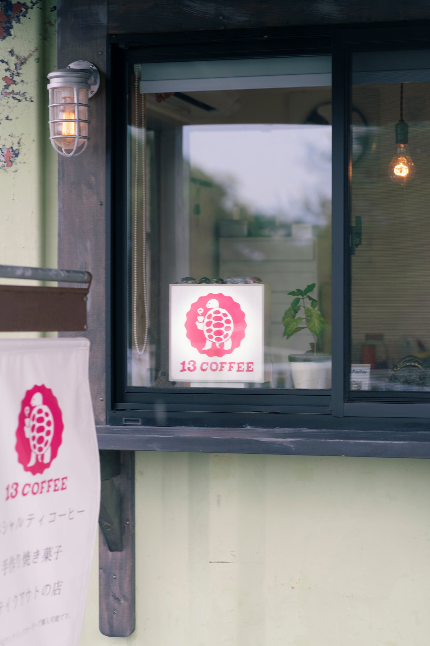 13 COFFEEの店内